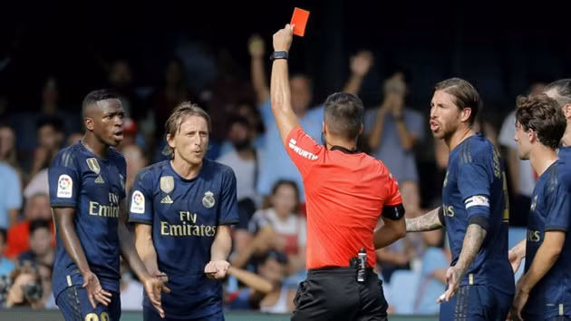  Modric đã phải nhận chiếc thẻ đỏ trực tiếp ngay trận mở màn mùa giải.
