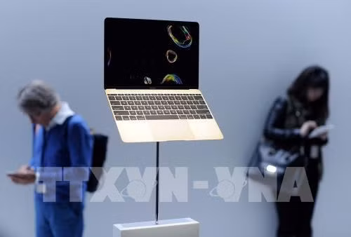 Trong ảnh (tư liệu): Máy tính MacBook của Apple được trưng bày tại San Francisco, California, Mỹ. Ảnh: AFP/ TTXVN