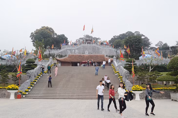Đền Cửa Ông là một điểm đến thu hút đông đảo người dân, du khách bốn phương hằng năm.