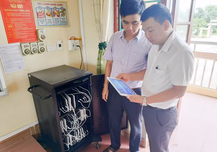 Giáo viên trường THCS thị trấn Đầm Hà (huyện Đầm Hà) kiểm tra hệ thống máy tính bảng của 