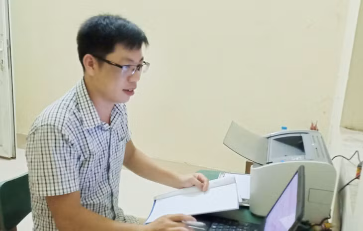 Thầy giáo Chu Tiến Nghị soạn giáo án chuẩn bị cho năm học mới.