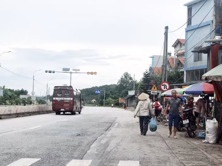 Chợ Đại Yên họp sát lòng đường, tiềm ẩn nguy cơ mất ATGT cao. (Ảnh chụp ngày 25/7/2019)