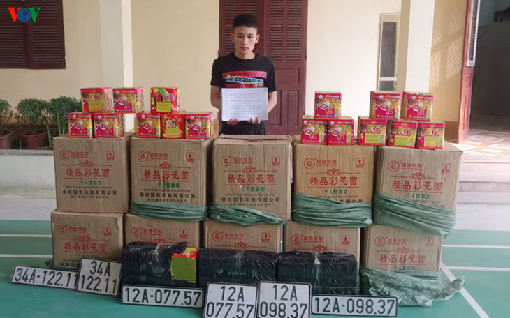  Đối tượng Nguyễn Duy Tuấn cùng với tang vật tại cơ quan chức năng tỉnh Lạng Sơn.