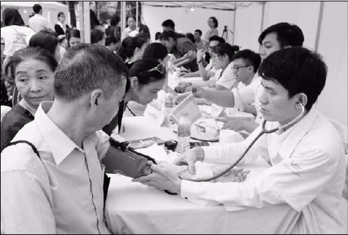 Người bệnh VCTMT cần do huyết áp thường xuyên để phòng biến chứng. Ảnh: TMBiểu hiện của bệnh