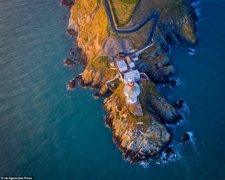 Bức ảnh chụp ngọn hải đăng Baily ở Howth, Ireland của Juan Sanchez là một trong 50 bức ảnh đẹp nhất của AGORA Images Beauty năm nay.