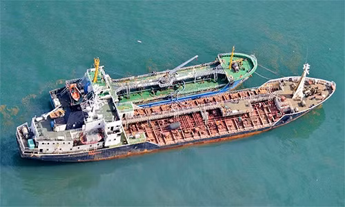 Tàu dầu của Triều Tiên (phía dưới) bị nghi tham gia chuyển lậu dầu trên biển Hoa Đông năm 2018. Ảnh: Kyodo