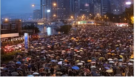  Những người biểu tình phản đối dự luật dẫn độ gây tranh cãi của Hong Kong tuần hành dưới mưa ngày 18/8. Ảnh: Reuters.