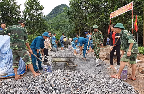 Cán bộ, chiến sĩ Ban CHQS huyện Hoành Bồ phối với cán bộ, chiến sĩ Lữ đòan Hải Quân 147 tham gia chương trình xây dựng nông thôn mới tại thôn Đồng Trà, xã Đồng Lâm, huyện Hoành Bồ (Tháng 7/2019) .