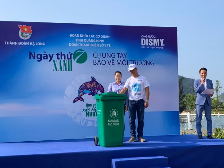 Đại diện công ty cổ phần Cúc Phương trao tặng thùng rác cho Ban quản lý Công viên Lán Bè