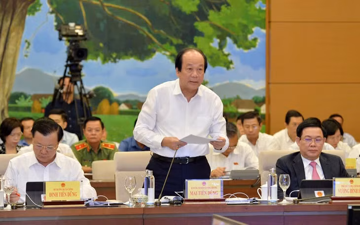 Bộ trưởng, Chủ nhiệm VPCP Mai Tiến Dũng trình bày báo cáo tại phiên chất vấn, sáng 15/8. Ảnh: Quang Vinh