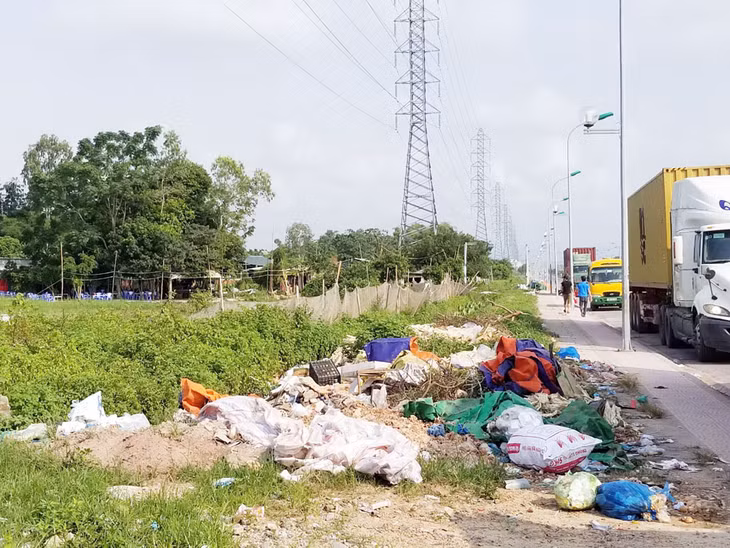 Rác thải vứt bừa bãi dọc hai bên đường, gây ô nhiễm môi trường.