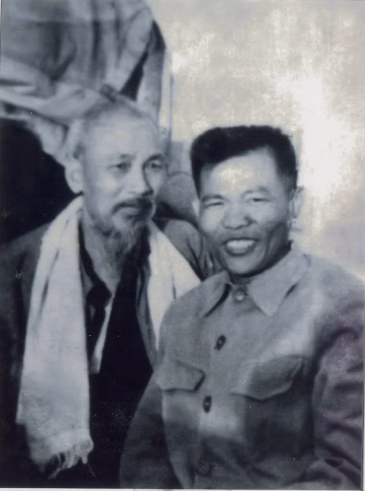 Chủ tịch Hồ Chí Minh chụp ảnh cùng đồng chí: Nguyễn Tuân, Bí thư Khu uỷ Hồng Quảng (ảnh trái); Phạm Hoành, Phó Chủ tịch Uỷ ban Hành chính khu Hồng Quảng, ngày 5/10/1957.