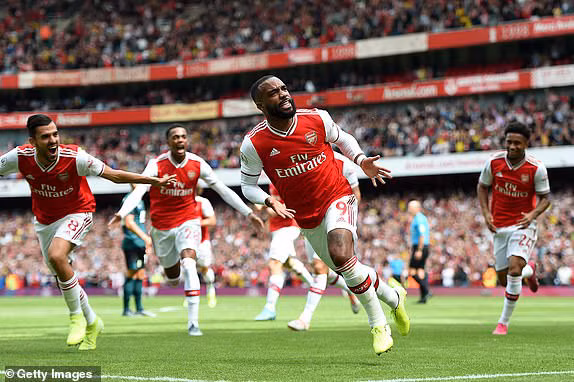 Lacazette ăn mừng bàn thắng mở tỷ số. (Ảnh: Getty). 