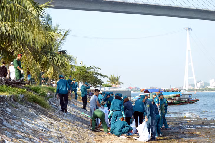 LLVT TP Hạ Long tham gia thu gom giác thải môi trường biển