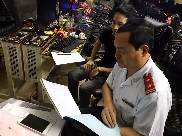 Thanh tra Sở TT&TT kiểm tra cơ sở kinh doanh internet ở phường Hồng Hải (TP Hạ Long) vi phạm quy định về thời gian mở, đóng cửa.