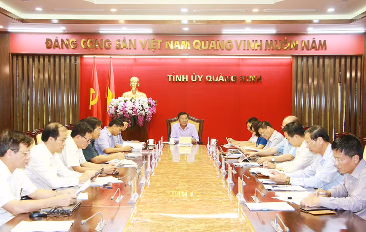 Đồng chí Nguyễn Văn Đọc, Bí thư Tỉnh ủy, chủ trì cuộc họp.