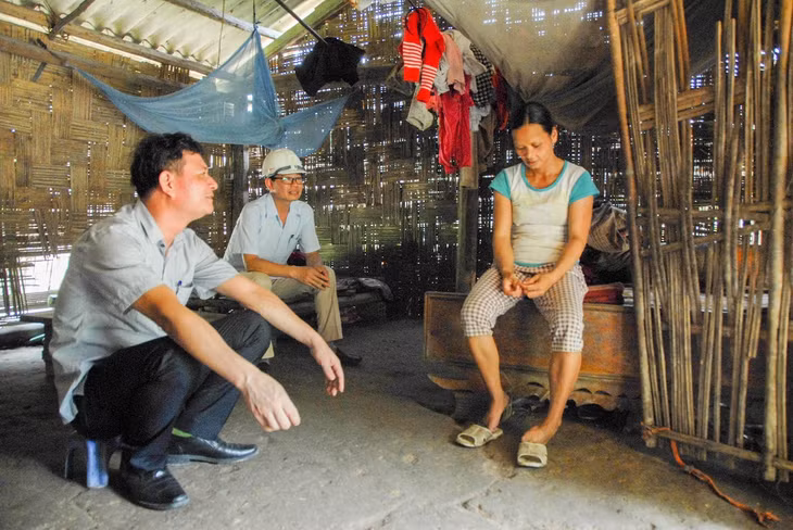 Lãnh đạo MTTQ TP Cẩm Phả và UBND phường Mông Dương khảo sát tình hình hộ nghèo tại khu phố 10 của phường.