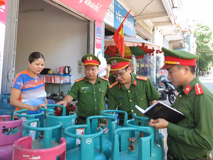 Đoàn kiểm tra hướng dẫn cơ sở kinh doanh mặt hàng ga về thực hiện quy định PCCC.