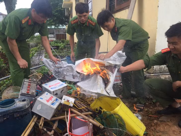 Lực lượng Công an tiến hành tiêu hủy số công cụ, ngư cụ đánh bắt thủy sản trái phép