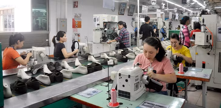 Sản xuất giày tại Chi nhánh Công ty TNHH Sao Vàng (phường Yên Thanh, TP Uông Bí)