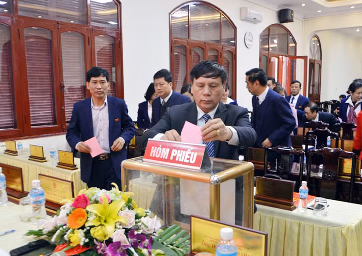 Các đại biểu HĐND thành phố Móng Cái khóa XX