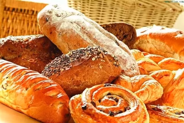 Bánh quy khô giòn, bánh mỳ ngoài giòn, trong ẩm, nên để cạnh nhau sẽ làm hỏng 2 thứ.