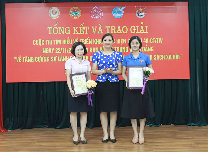 Ban tổ chức trao giải nhì cho các tác giả.