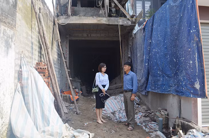 Cán bộ Ngân hàng CSXH huyện Vân Đồn giám sát tiến độ thi công xây nhà của gia đình anh anh Lương Cường Thịnh, thôn 13, xã Hạ Long, huyện Vân Đồn