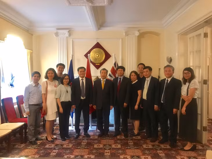 Đoàn công tác tỉnh Quảng Ninh đồng chí Bùi Văn Khắng, Phó Chủ tịch UBND tỉnh là trưởng đoàn chụp ảnh lưu niệm tại Đại sứ quán Việt Nam tại Vương quốc Anh