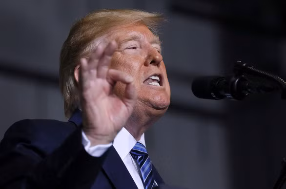 Tổng thống Mỹ Donald Trump phát biểu với người lao động tại nhà máy Shell Petrochemicals ở Monaco, bang Pennsylvania, Mỹ ngày 13-8 - Ảnh: REUTERS