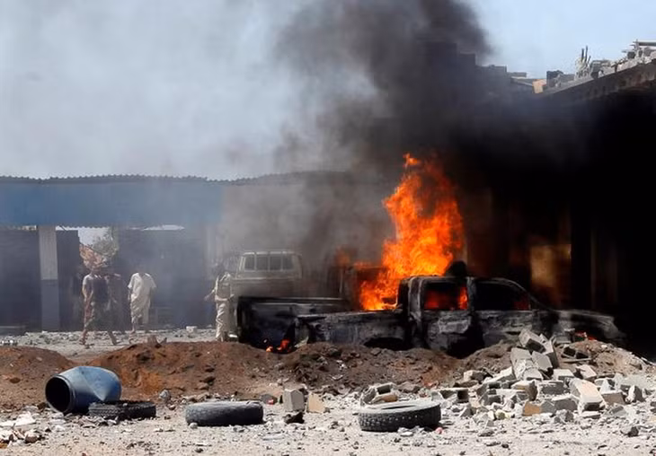 Hiện trường một vụ đánh bom liều chết ở Lybia. (Ảnh: Reuters).