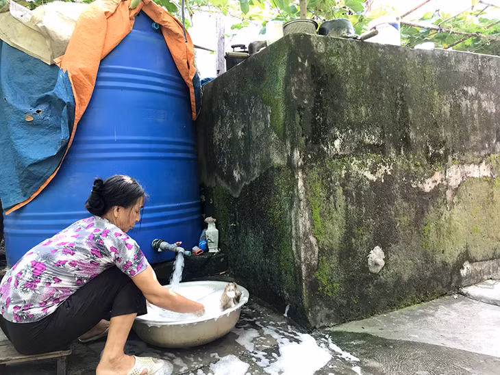 Gia đình ông Lê Hữu Bằng, thôn Hàn, xã Liên Vị vẫn sử dụng nguồn nước tự nhiên từ nước mưa và nước giếng để sinh hoạt. 