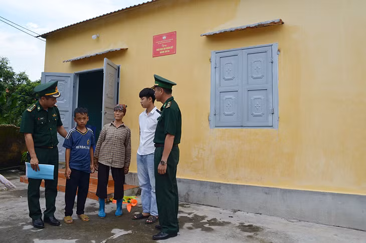 Thiếu tá Trần Duy Quý thường xuyên bám địa bàn để nắm tình hình đời sống, tư tưởng của người dân. 