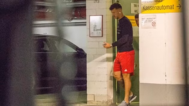  Hình ảnh Ivan Perisic rời trung tâm kiểm tra y tế.