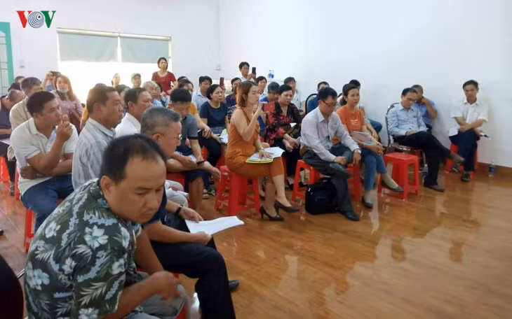  Khách hàng thường xuyên đến Công ty Ô Cấp yêu cầu bàn giao sổ đỏ.