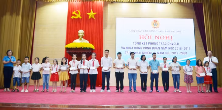 Đại diện LĐLĐ tỉnh và Công đoàn Công ty Xăng dầu B12 trao 50 suất quà, trị giá 1 triệu đồng/suất cho các em học sinh có hoàn cảnh khó khăn trên địa bàn TP Hạ Long.