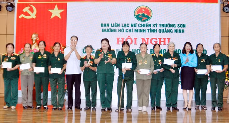 Trao quà cho nữ chiến sĩ 
