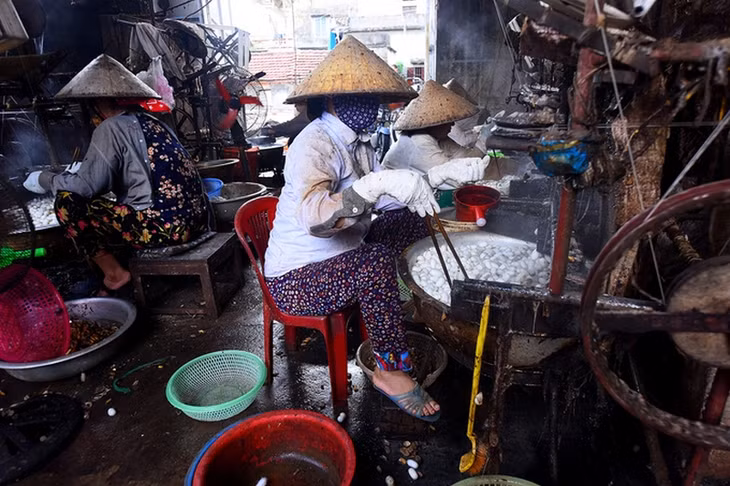  Tơ tằm trắng phổ biến hơn do dễ nuôi và có năng suất cao. Nghề làm tơ đòi hỏi phải chấp nhận sự vất vả khi phải ngồi bên cạnh lò than nóng rực, bốc hơi nghi ngút giữa mùa hè.