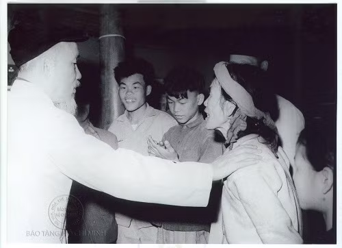 Chủ tịch Hồ Chí Minh chúc Tết gia đình ông bà Trần Mộc Sinh, dân tộc Hoa ở thôn Khe Cát, xã Minh Thành, huyện Yên Hưng, ngày 2/2/1965.