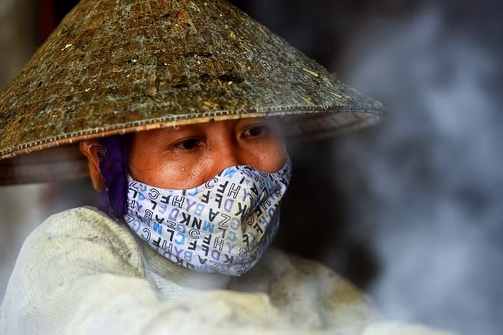 Chị Mừng, người đã có gần 30 năm làm nghề kéo tơ tằm cho biết, mỗi ngày chị có thể làm được 50 kg kén vàng, thu nhập từ 600-700.000 đồng.