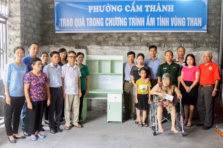 Các đơn vị hảo tâm đến thăm hỏi, hỗ trợ đồ dung sinh hoạt cho gia đình chị Nguyễn Thị Linh là hộ nghèo ở khu phố 8, phường Cẩm Thành (TP Cẩm Phả).
