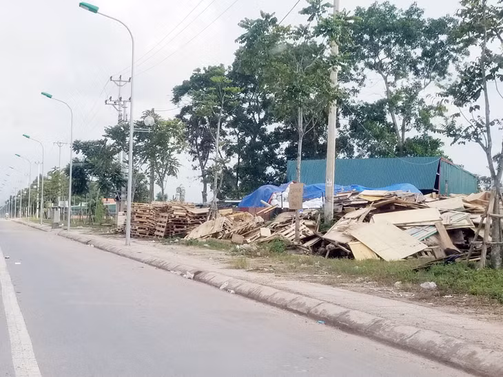 Vật liệu, phế thải xây dựng tập kết ngổn ngang trên vỉa hè.