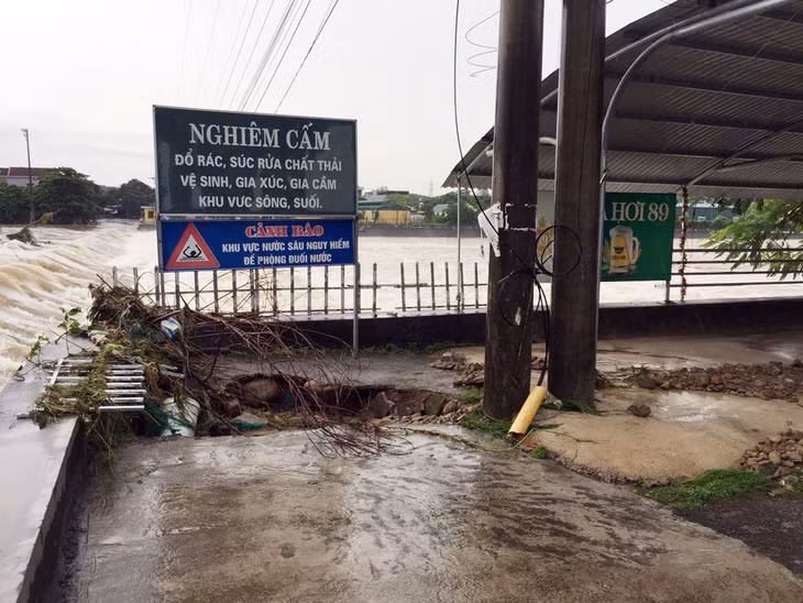 Mưa lớn khiến nước lũ sông Hà Cối dâng lên rất cao.
