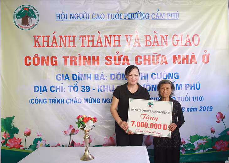 Hội NCT phường Cẩm Phú (TP Cẩm Phả) trao kinh phí hỗ trợ sửa chữa nhà cho bà Đồng Thị Cường.