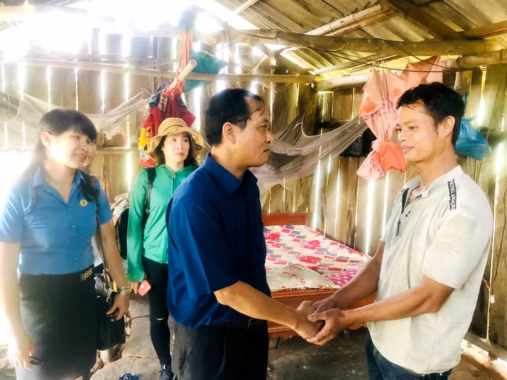 Đại diện Ngân hàng Nhà nước chi nhánh Quảng Ninh trao tặng kinh phí hỗ trợ xây dựng nhà ở cho bà Tr