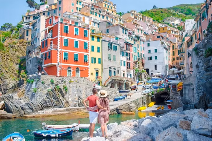 Để bảo vệ di sản, từ năm 2016, chính quyền Italy hạn chế lượng khách tham quan làng không quá 1,5 triệu người mỗi năm. Vì thế, du khách muốn ngắm Cinque Terre phải đặt mua vé trước. Những con đường dẫn đến 5 ngôi làng được lắp đặt hệ thống đếm khách, khi máy thông báo đã đạt con số nhất định trong ngày, Cinque Terre sẽ “đóng cửa”. Ảnh: TravnikovStudio.