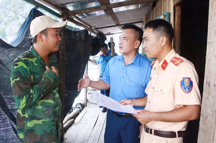 Đoàn công tác do Ban ATGT tỉnh chủ trì kiểm tra, lập biên bản đối với hộ dân vi phạm tuyến luồng đường thủy tại Vân Đồn.