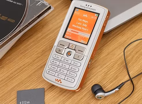  Sony Ericsson W800i là điện thoại nghe nhạc nổi danh năm 2005. 