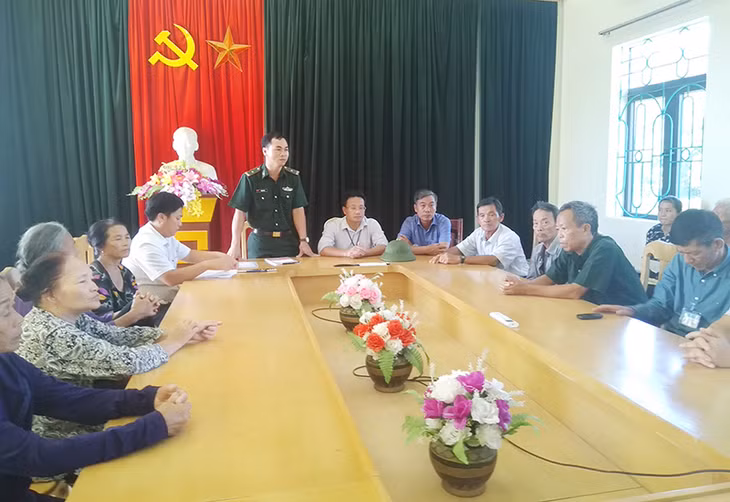 Lãnh đạo Đồn BP Thanh Lân cùng lãnh đạo cấp ủy, chính quyền địa phương họp triển khai công tác phối hợp bảo vệ ANTT trên địa bàn.