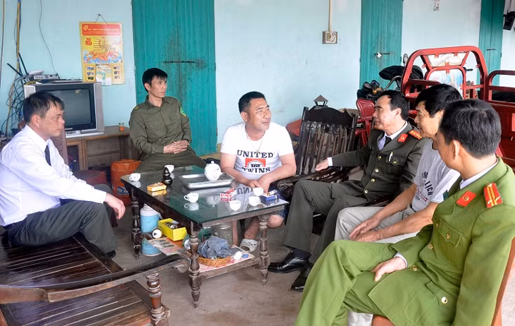 Công an huyện Hải Hà hướng dẫn doanh nghiệp, đơn vị tại địa phương tham gia thực hiện mô hình “Cụm nhân dân tự quản an ninh trật tự”. Ảnh: Tuấn Hương
